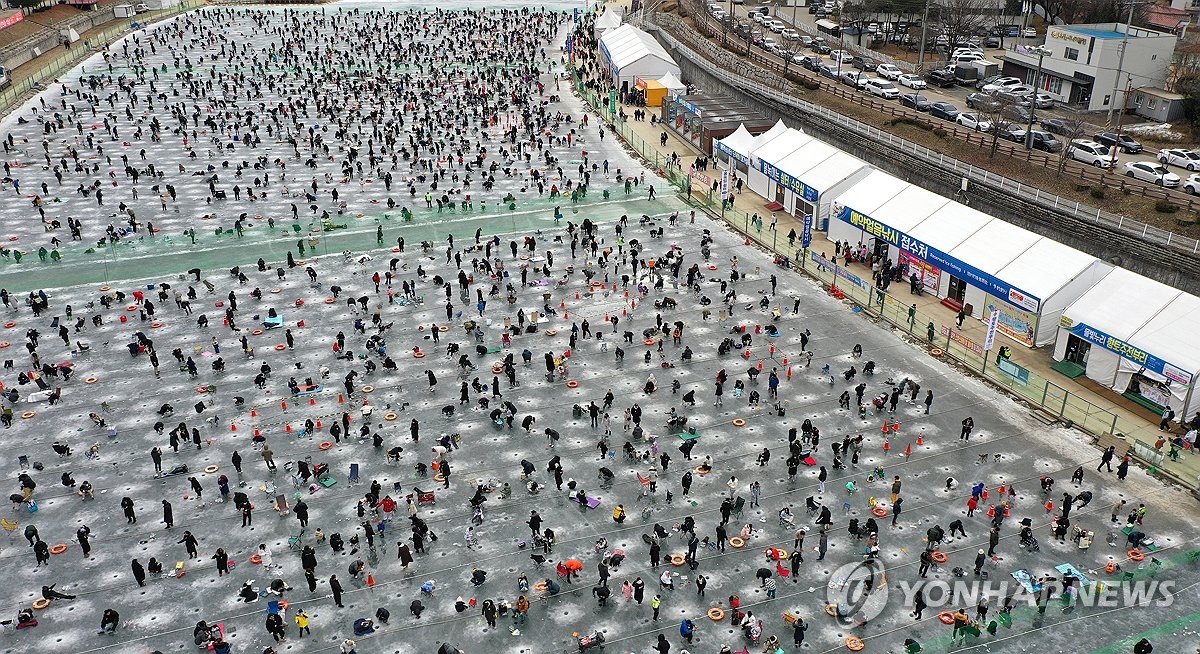 화천산천어축제 '절정'…낮엔 얼음벌판·밤엔 선등거리 '북적'