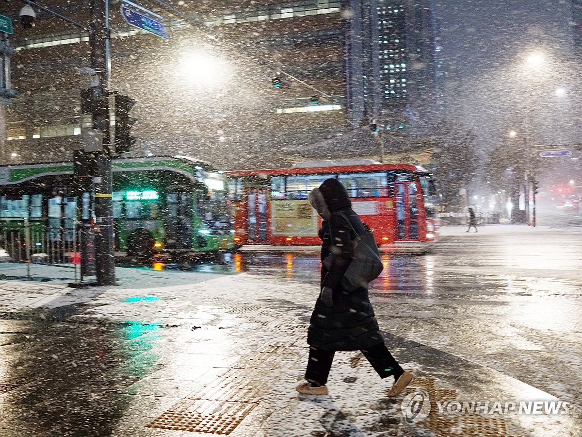 다시 온 한파 속 서해안·제주 많은 눈…찬바람까지 '쌩쌩'