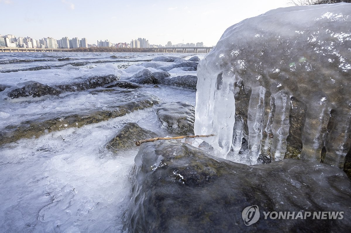 하늘길 막히고 계량기 동파…최강 한파에 전국서 피해 잇따라