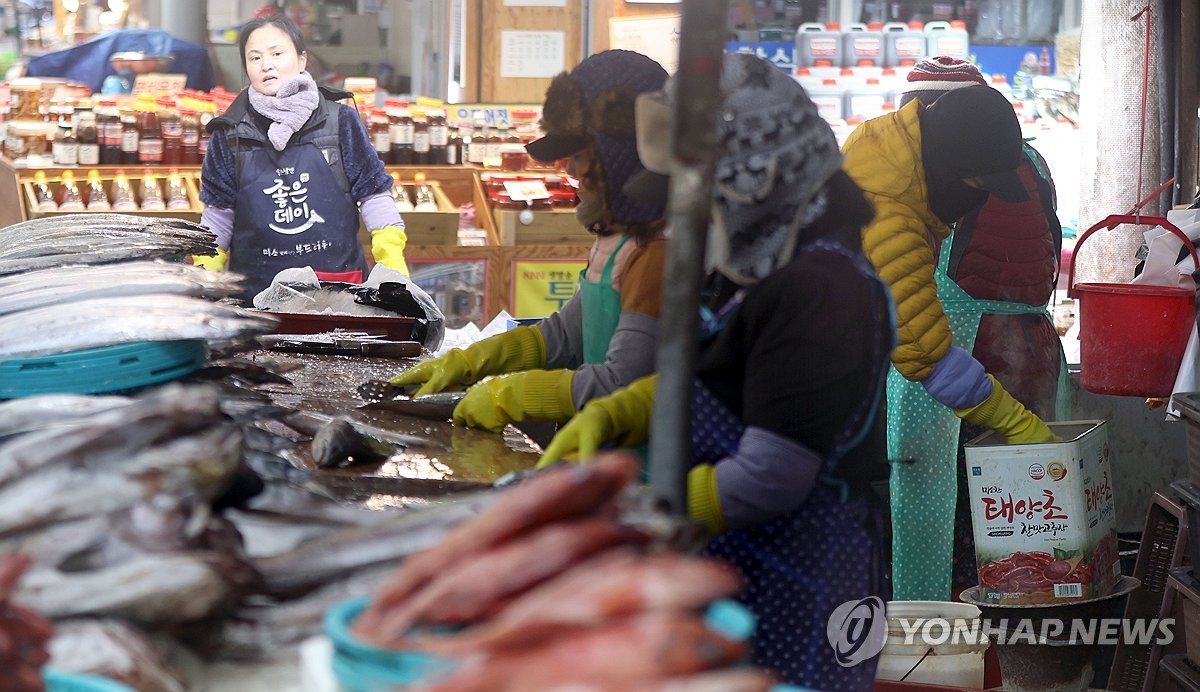 [사진톡톡] 남쪽도 강추위…마산어시장 상인 "손 시려워"