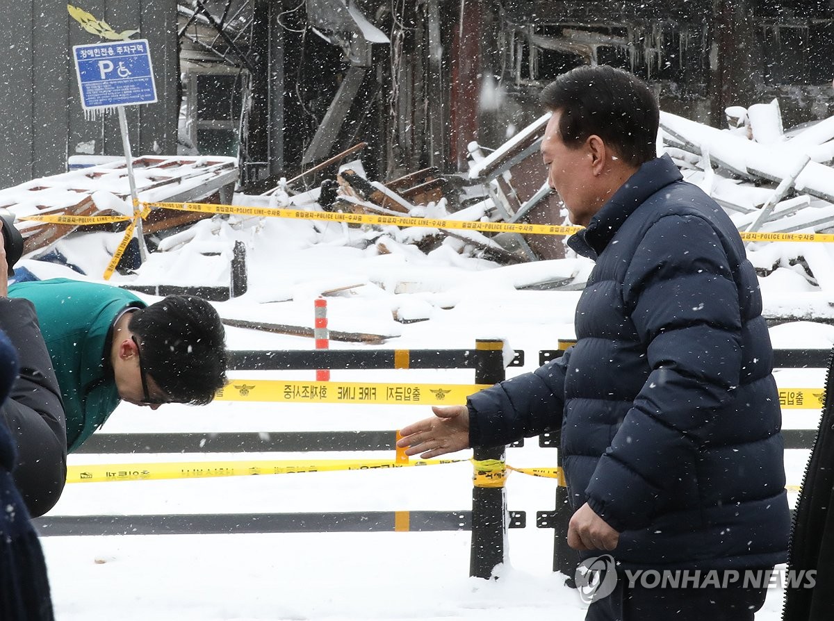 尹대통령, 한동훈에 '어깨 툭'…韓, 고개 숙여 웃으며 인사(종합)