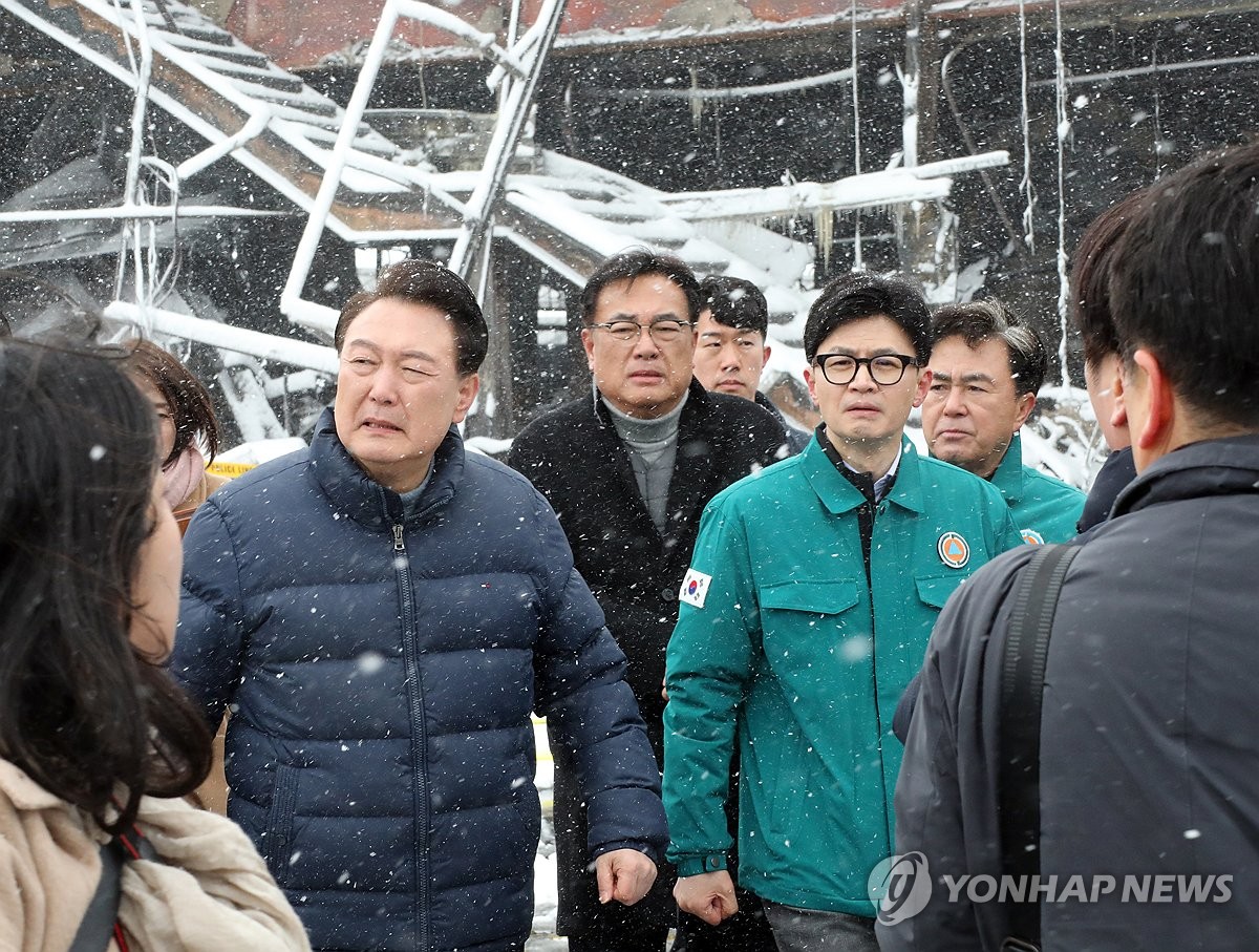 尹대통령, 한동훈에 '어깨 툭'…韓, 고개 숙여 웃으며 인사(종합)