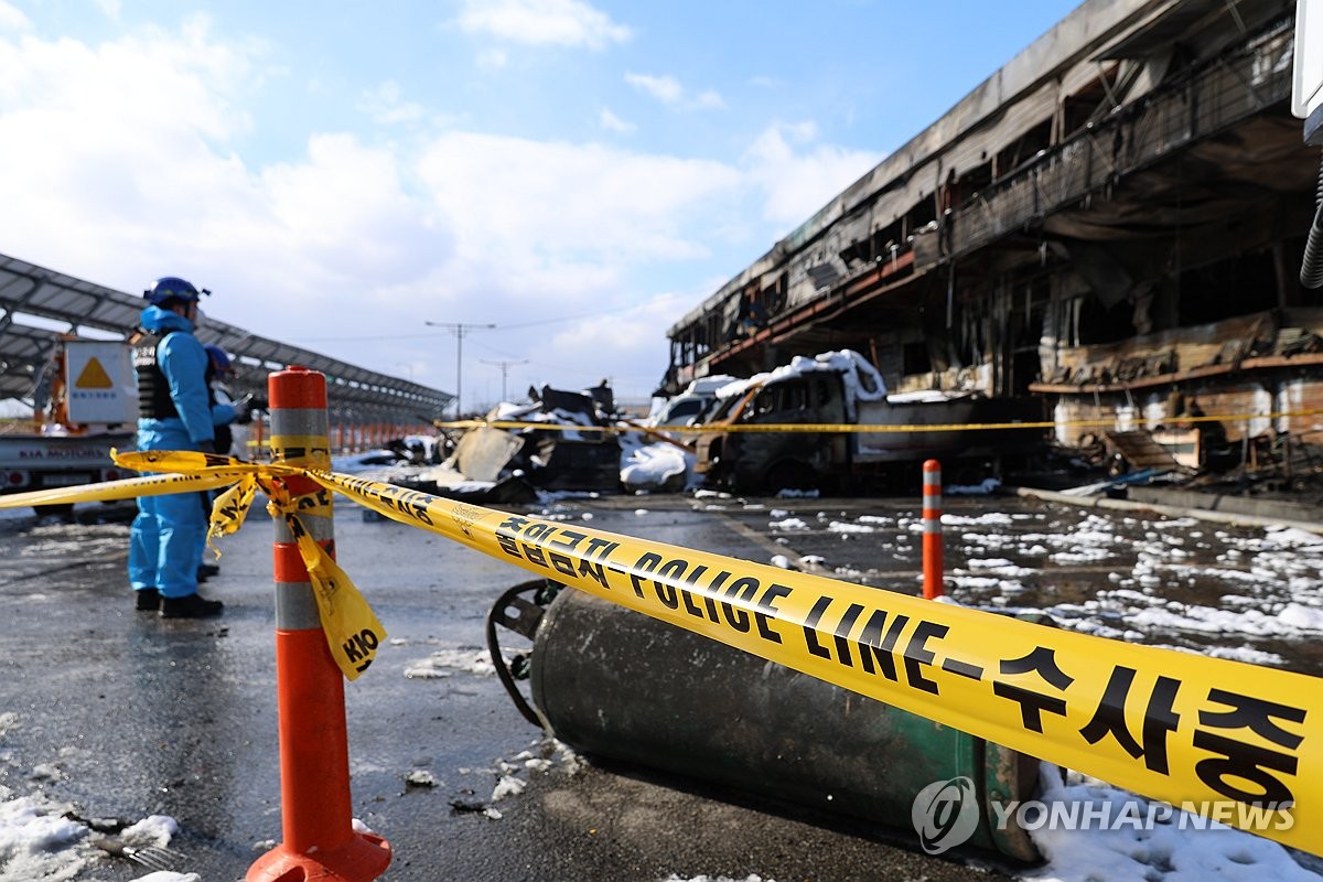 가연성 자재에 점포 맞붙은 구조…전통시장 화재 악순환