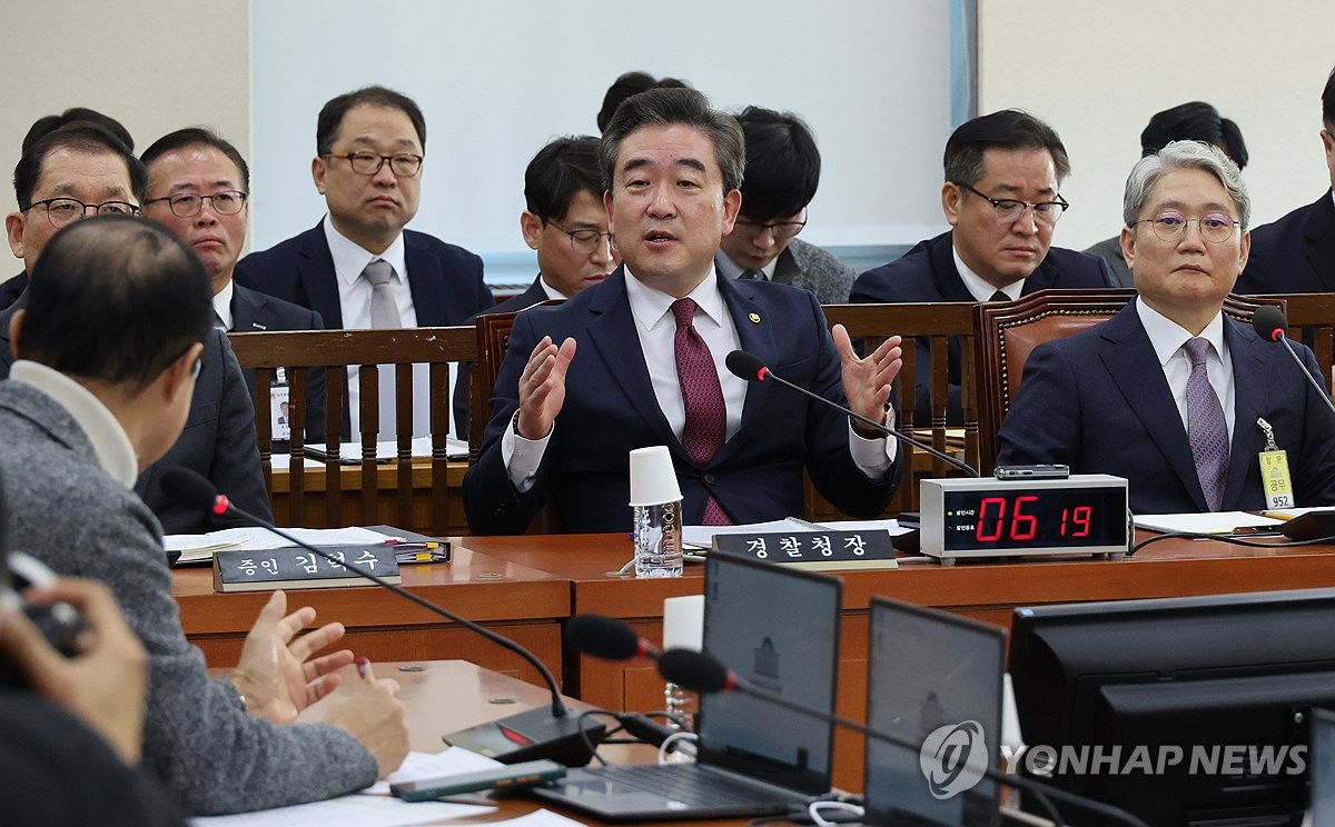 민주, '李피습 의혹' 경찰 추궁…행안위 野 단독 소집에 與 불참