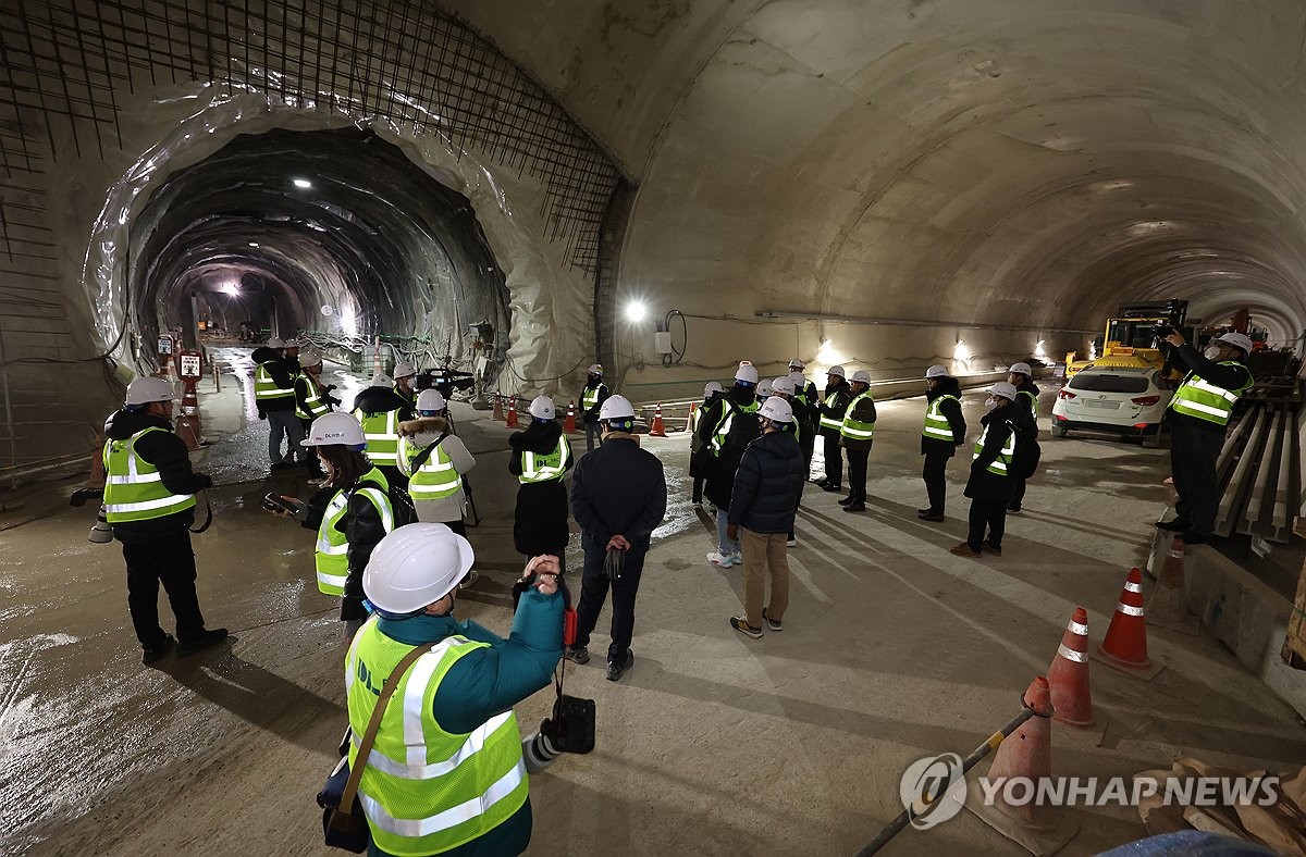 [르포] 지하 60ｍ에 너비 11ｍ 대형 터널이…연말 개통 'GTX 서울역'