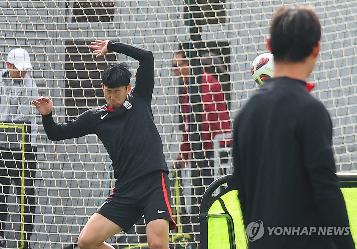 [아시안컵] 캡틴 손흥민의 화려한 '몸개그'…분위기 끌어올린 클린스만호