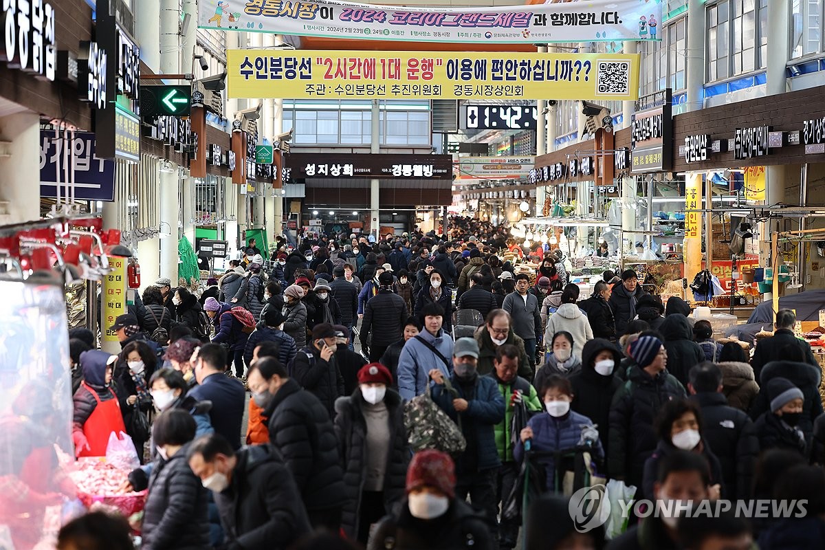 '일요일 정상영업' 서초구 대형마트…시민들 "편하고 좋아요"