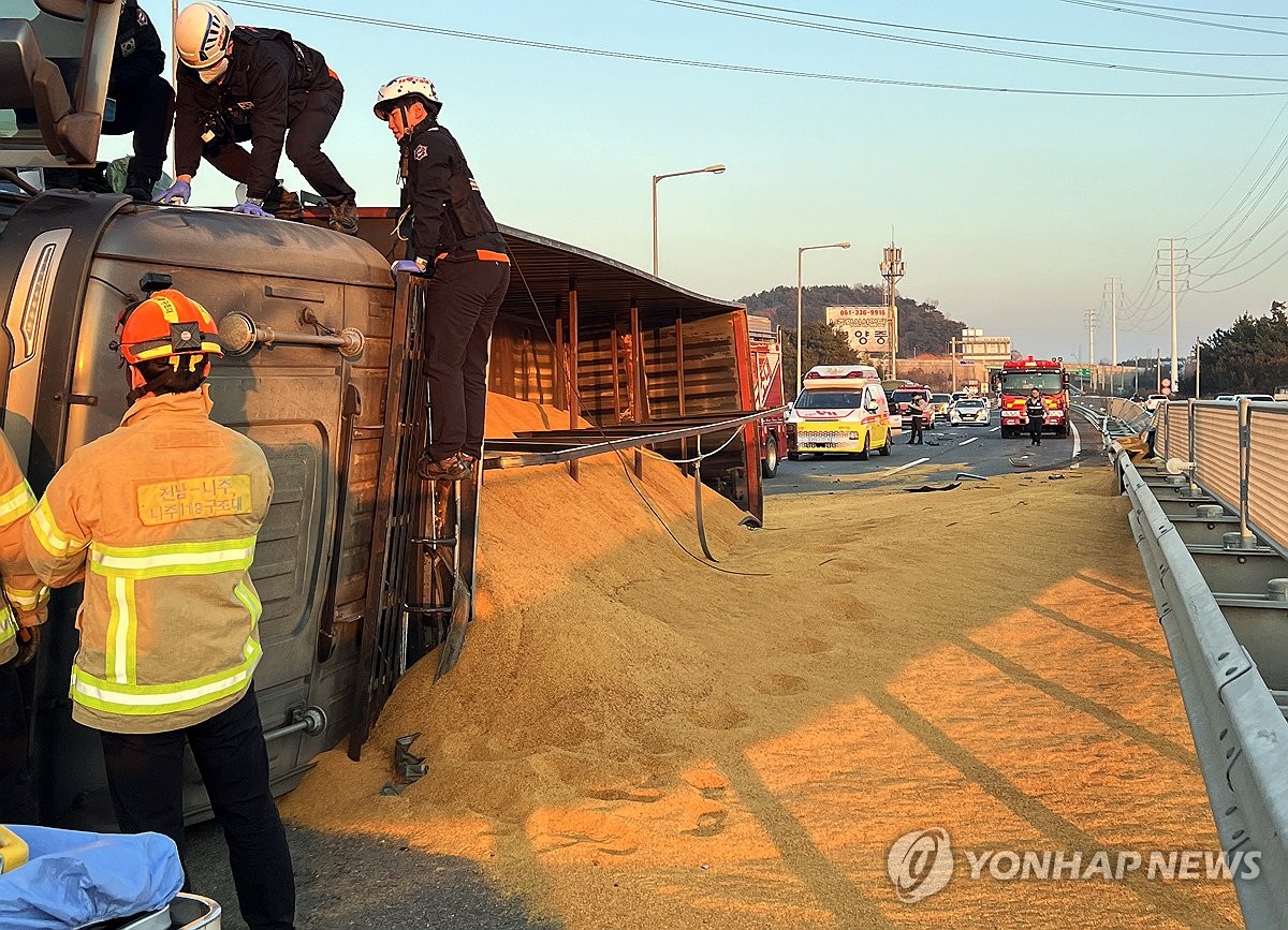 나주서 앞차 들이받은 화물차 적재함서 곡물 쏟아져