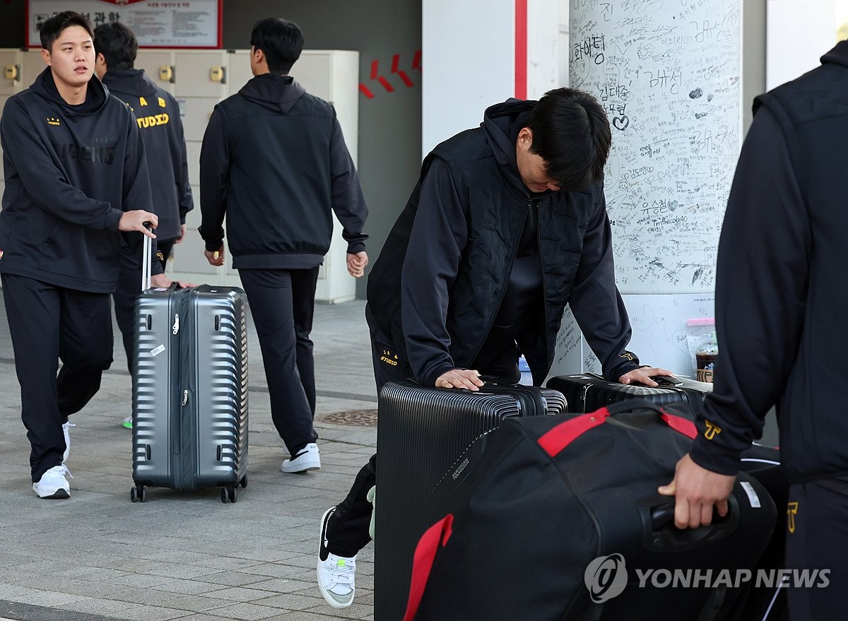 "프로야구 선수에겐 설날인데"…KIA, 감독 없이 무거운 호주행(종합)