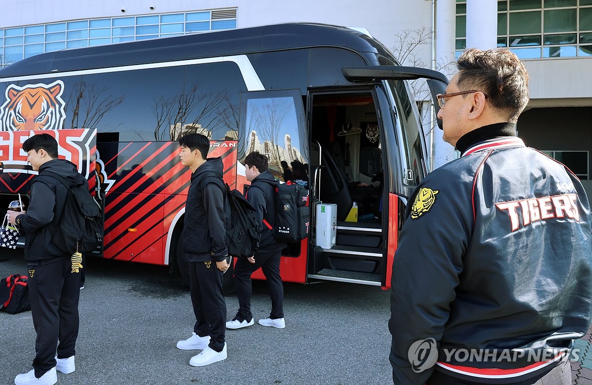 "프로야구 선수에겐 설날인데"…KIA, 감독 없이 무거운 호주행(종합)