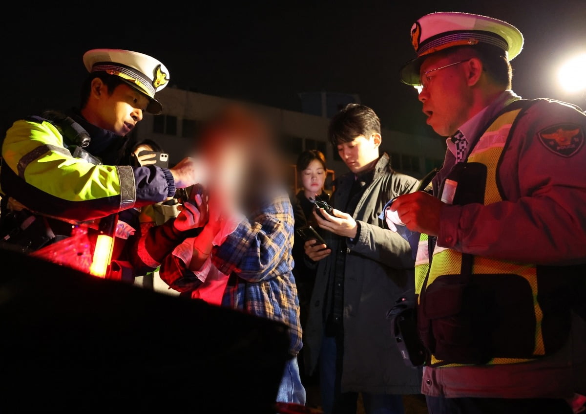 지난해 12월 서울 마포구의 한 도로에서 마포경찰서 소속 경찰관이 음주단속에 걸린 운전자의 혈중알코올농도를 재측정하고 있다.(해당 기사와 연관없음) 사진=연합뉴스