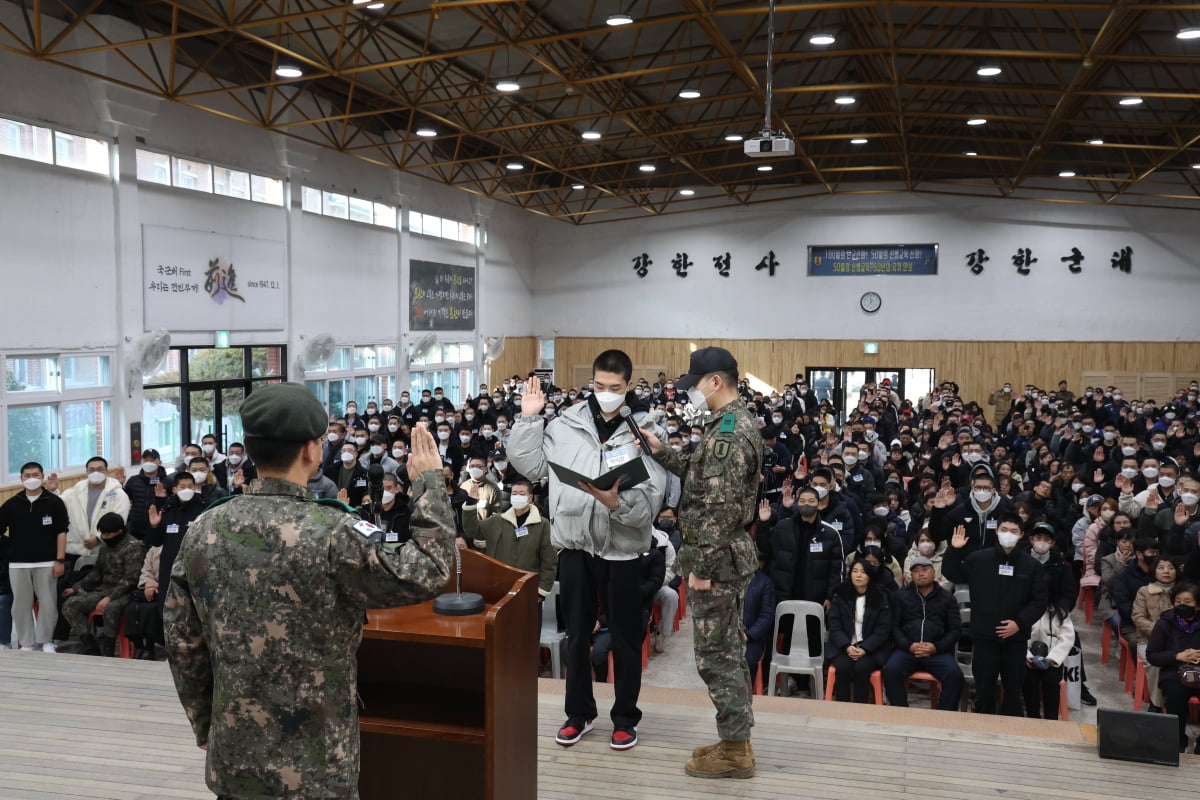 지난해 12월 경기도 파주시 육군 1사단 신병교육대대에서 온라인 카지노 사이트장정 대표가 선서하고 있다. /사진=연합뉴스