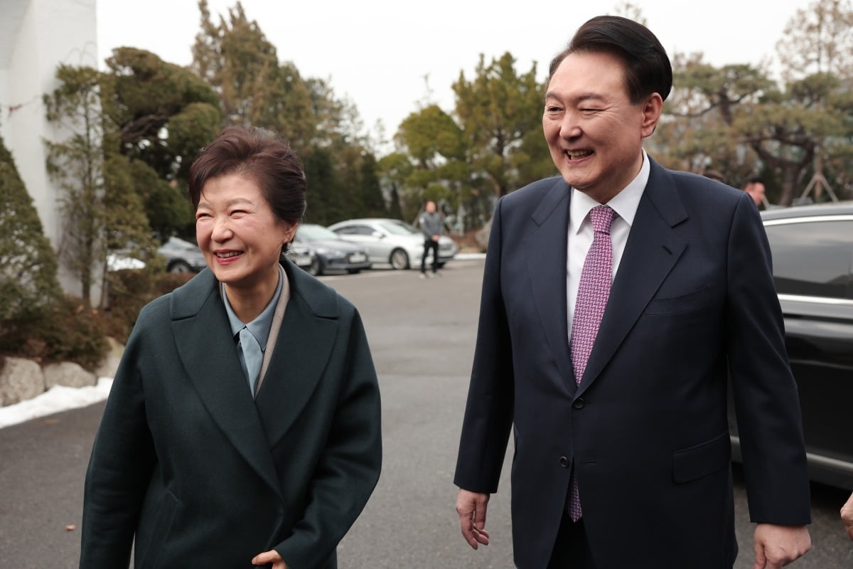 윤석열 대통령(오른쪽)과 박근혜 전 대통령이 지난달 29일 서울 용산구 한남동 대통령 관저에서 오찬을 함께하기 위해 만난 모습. /대통령실 제공