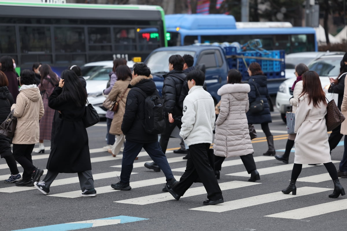 서울 종로구 광화문네거리에서 시민들이 발걸음을 옮기고 있다. 사진=연합뉴스