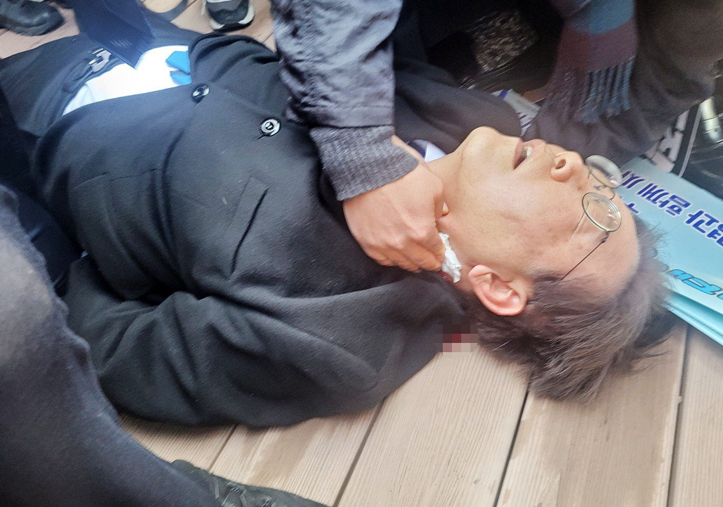 더불어민주당 이재명 대표가 2일 부산 가덕도 신공항부지 방문 중 피습을 당해 바닥에 쓰러져 있다. /사진=연합뉴스
