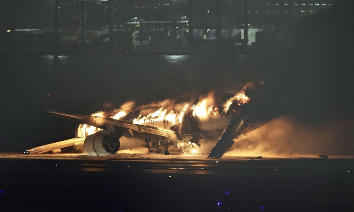  2일 오후 일본 하네다 공항 활주로에 착륙하던 일본항공(JAL) 소속 항공기가 화염에 휩싸여 있다. 현지 공영방송인 NHK가 촬영한 영상을 보면 이 항공기가 C 활주로에 착륙하는 도중 불이 붙었다. NHK는 이 항공기가 오후 5시40분 착륙 예정이던 홋카이도 신치토세 공항에서 출발한 516편이라고 전했다. 사진=연합뉴스