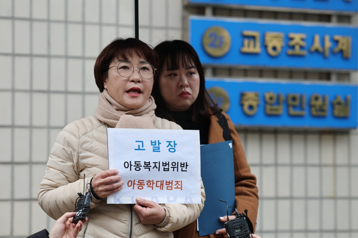 공혜정 대한아동학대방지협회 대표가 3일 오전 서울 영등포경찰서 종합민원실에 배우 고(故) 카지노 미국 씨를 협박해 수천만 원을 뜯은 혐의를 받는 20대 여성 A씨를 아동학대 혐의로 고발하기에 앞서 고발 배경을 설명하고 있다. /사진=연합뉴스