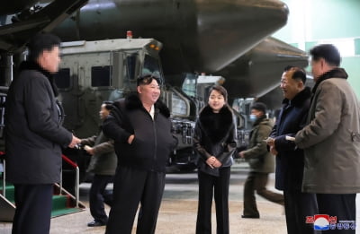 김정은, 딸 주애와 ICBM '화성-18형' 발사대 공장 시찰