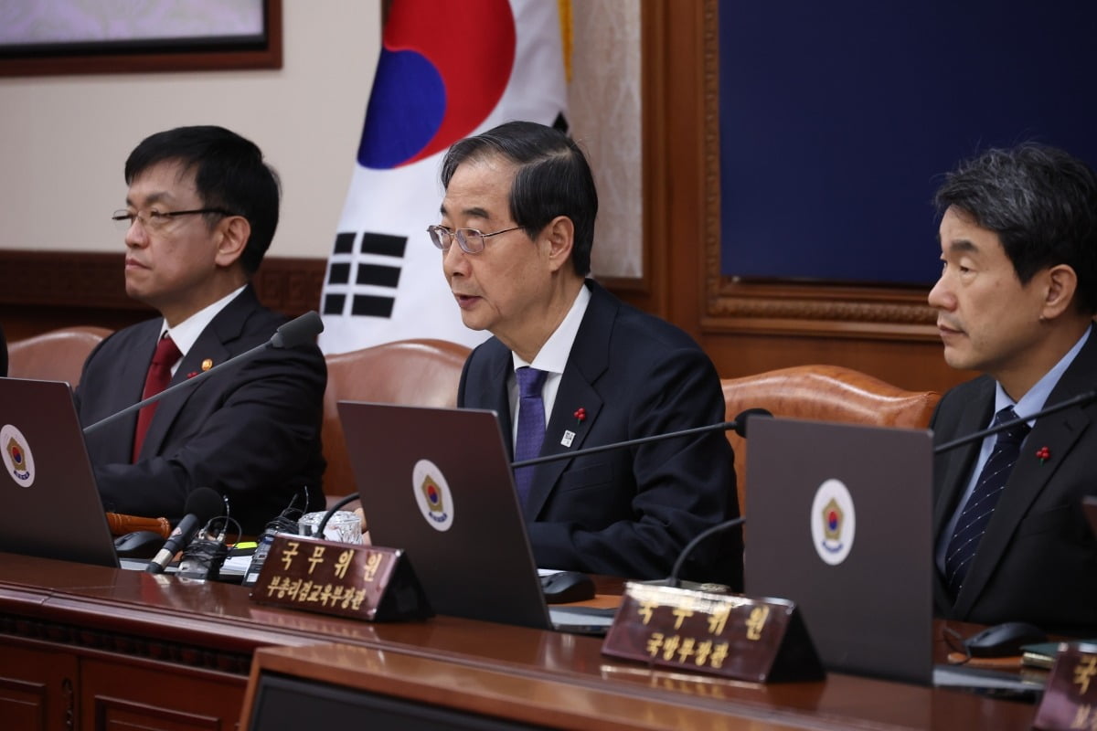 한덕수 국무총리가 5일 오전 서울 종로구 정부서울청사에서 열린 임시국무회의에서 발언하고 있다. 이날 임시국무회의에서는 국회에서 이송된 이른바 '쌍특검법'에 대한 재의요구권(거부권)을 심의할 예정이다.  사진=연합뉴스