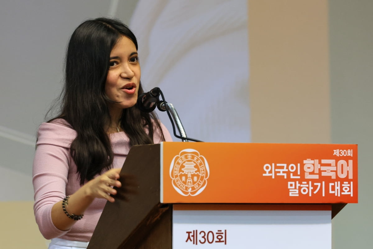 5일 서울 서대문구 이화여자대학교 이화·삼성교육문화관에서 열린 제30회 외국인 에볼루션 카지노 사이트어 말하기대회에서 젤라다 가르시아 발레리아 알레한드라 씨가 '꿈만 같은 유학 생활'을 주제로 발표하고 있다.  사진=연합뉴스