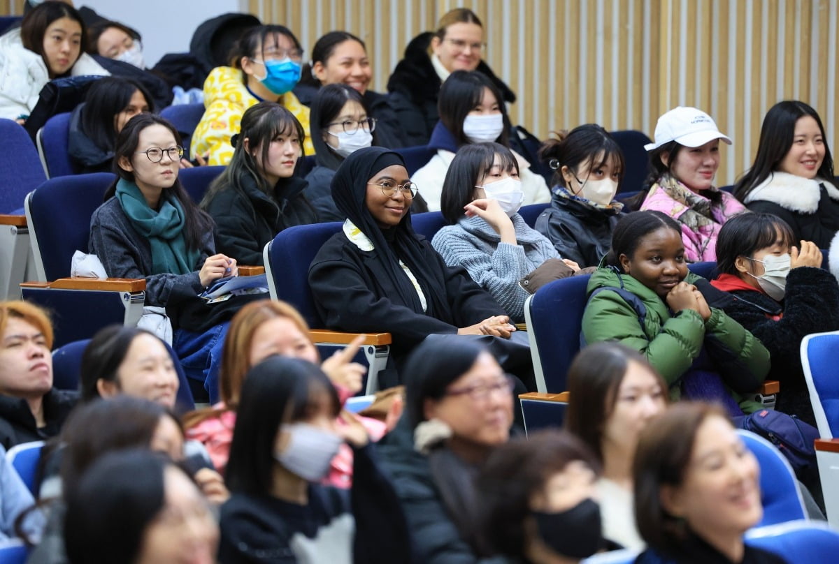  5일 서울 서대문구 이화여자대학교 이화·삼성교육문화관에서 열린 제30회 외국인 에볼루션 카지노 사이트어 말하기대회에서 관람 학생들이 참가자 발표를 듣고 있다. 사진=연합뉴스