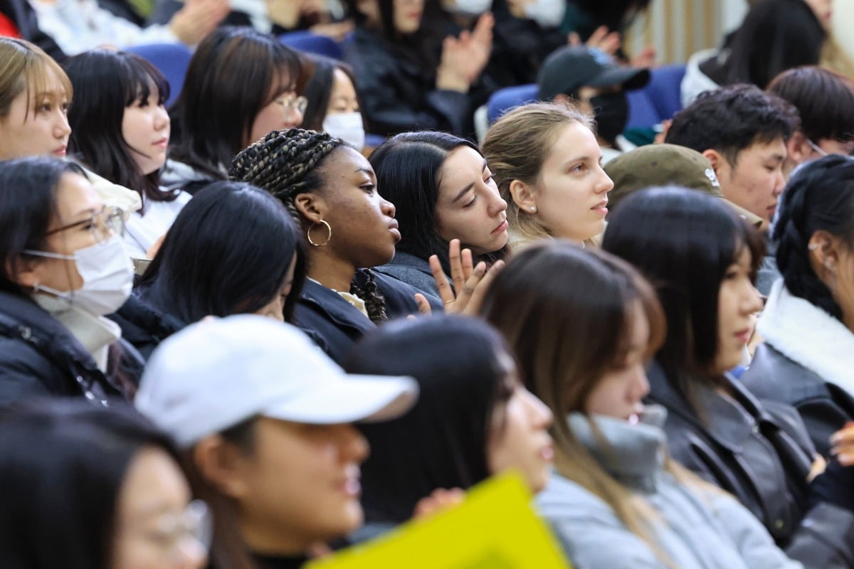  5일 서울 서대문구 이화여자대학교 이화·삼성교육문화관에서 열린 제30회 외국인 한국어 말하기대회에서 관람 학생들이 참가자 발표를 듣고 있다.  사진=연합뉴스