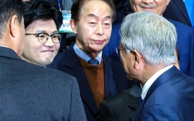 文, 한동훈과 악수한 후 尹 정권 직격…김정숙 뒷모습도 눈길