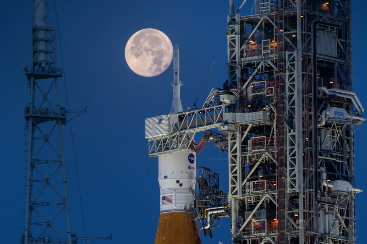 NASA의 인류 달착륙 계획이 2026년으로 연기됐다. 사진은 2022년 6월 14일 NASA가 공개한 NASA 케네디 우주센터의 아르테미스Ⅰ대형 로켓 우주발사시스템(SLS)과 오리온 우주선 뒤로 보름달이 뜬 모습. /사진=AP 연합뉴스