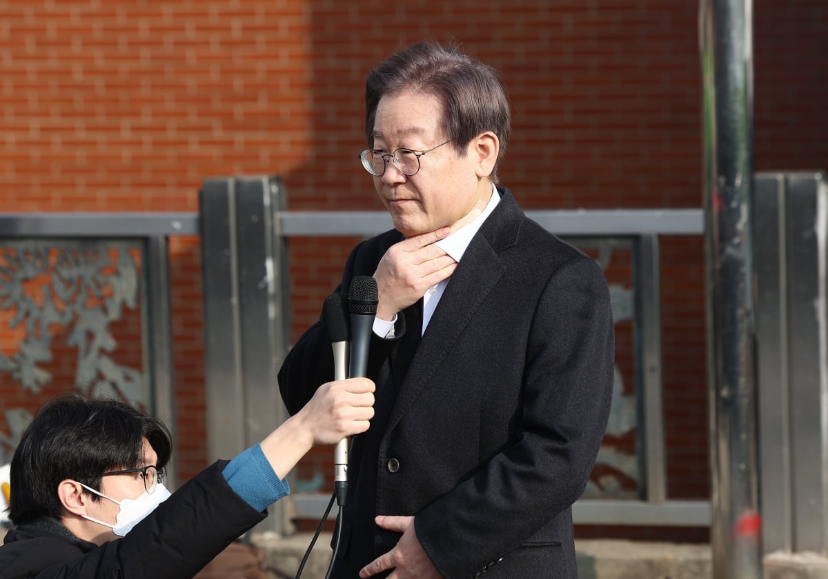 더불어민주당 이재명 대표가 10일 서울 종로구 서울대학교 병원에서 퇴원하며 발언하고 있다. 이 대표는 자택에서 당분간 치료를 이어갈 예정이다. / 사진=연합뉴스