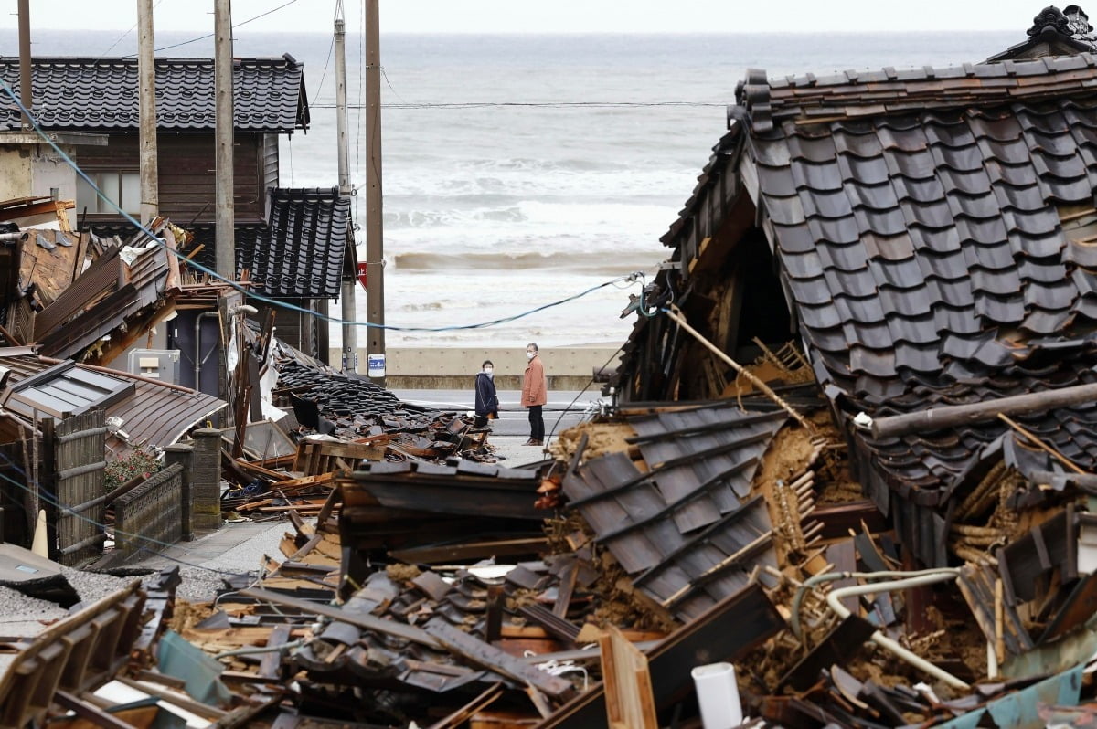 일본 이시카와현 와지마시에서 주민들이 무너진 주택을 돌아보고 있다. 새해 첫날 노토반도에서 발생한 규모 7.6의 강진으로 200명 이상이 사망했다. 사진=AP