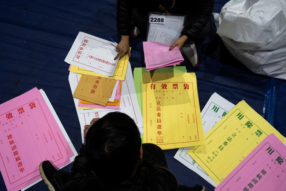 대만 신베이시에서 관계자들이 투표에 쓰일 용지들을 정리하고 있다. 이번 총통 선거에서는 집권 민주진보당(민진당) 라이칭더, 국민당 허우유이, 민중당 커원저 후보가 3파전을 펼친다. 사진=연합뉴스