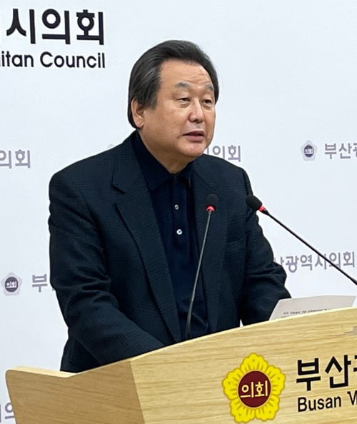 국민의힘 전신인 새누리당 대표를 지낸 김무성 전 의원이 지난 15일 부산시의회에서 제22대 총선 출마 선언을 하고 있다. /사진=연합뉴스