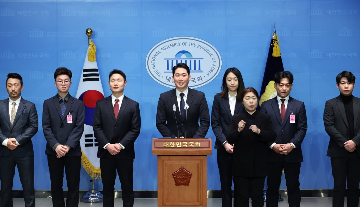 16일 국회에서 더불어민주당 청년당원들이 탈당 기자회견을 하고 있다. / 사진=연합뉴스