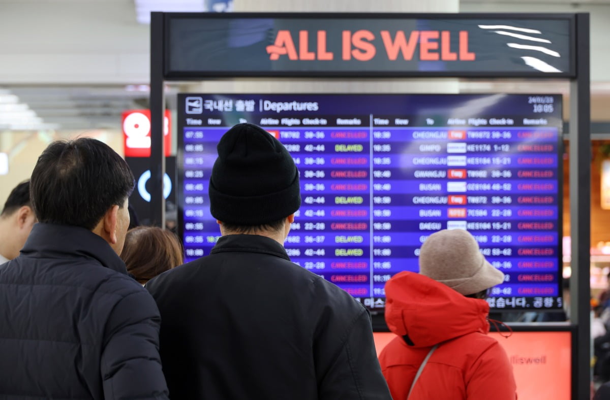 제주에 매서운 눈보라가 친 23일 오전 제주국제공항 국내선 출발층 전광판이 결항을 알리고 있다. / 사진=연합뉴스