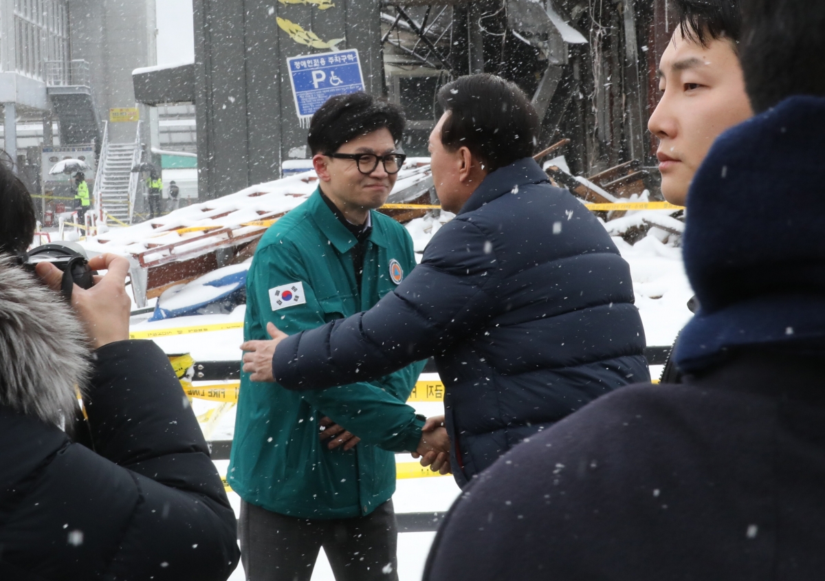 윤석열 대통령이 23일 충남 서천군 서천읍 서천특화시장 화재 현장에서 국민의힘 한동훈 비상대책위원장과 만나 포옹하고 있다. / 사진=연합뉴스