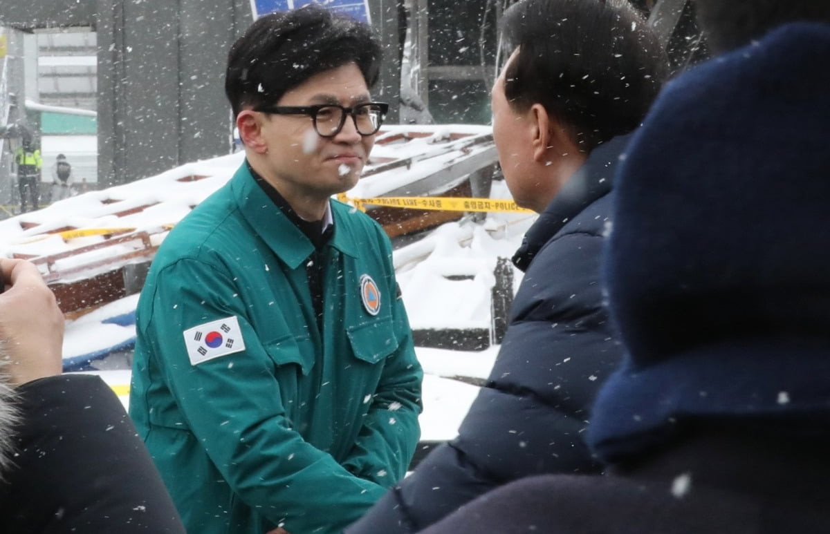 윤석열 대통령과 국민의힘 한동훈 비상대책위원장이 23일 충남 서천군 서천읍 서천특화시장 화재 현장에서 만나 인사하고 있다. 사진=연합뉴스