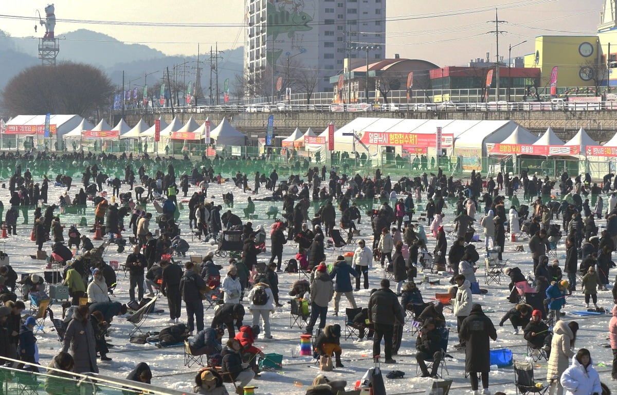  2024 화천산천어축제가 폐막하는 28일 축제장인 강원 화천군 화천읍 축제장에는 오전부터 많은 관광객이 찾아 축제를 즐기고 있다. /사진=연합뉴스