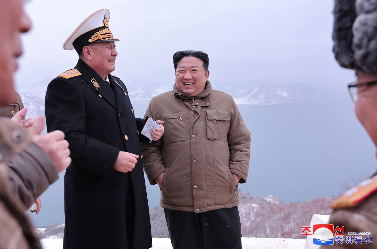 김정은 북한 국무위원장이 지난 28일 잠수함발사순항미사일(SLCM) 시험발사를 지도하고 핵잠수함 건조 사업을 둘러봤다고 조선중앙통신이 29일 밝혔다./사진=조선중앙통신