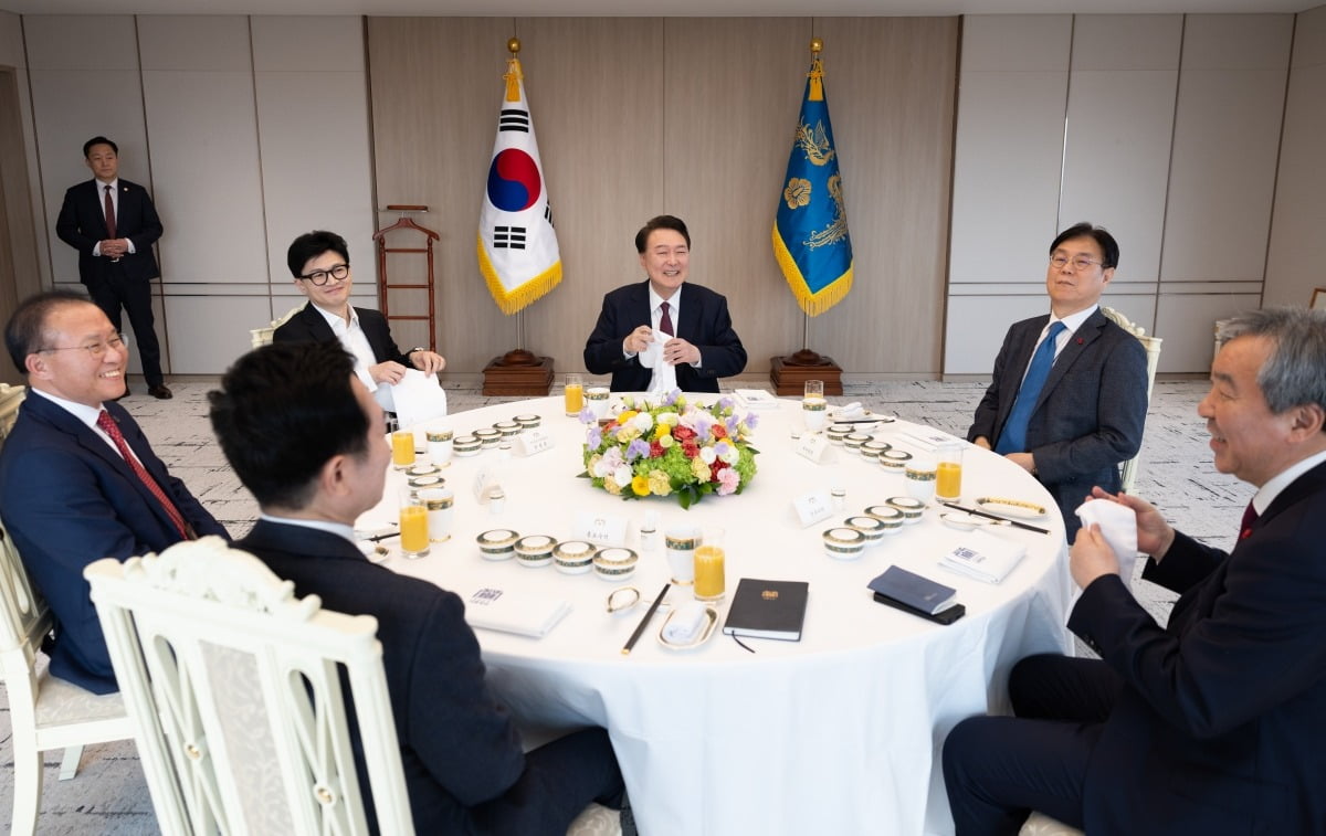 윤석열 대통령이 29일 서울 용산 대통령실 청사에서 국민의힘 한동훈 비상대책위원장, 윤재옥 원내대표 등과 오찬을 함께하며 대화하고 있다. 사진=대통령실 제공