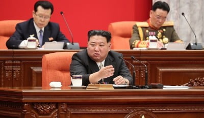 [속보] 김정은 "헌법에 '대한민국 제1적대국·불변의 주적' 명기해야"