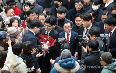 셀카요청 쇄도에 또 기차 놓친 한동훈…의자 위 인사도 재등장