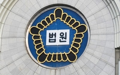 '성폭행 혐의' 유명 틱톡커, 첫 재판서 "비공개 재판해달라"