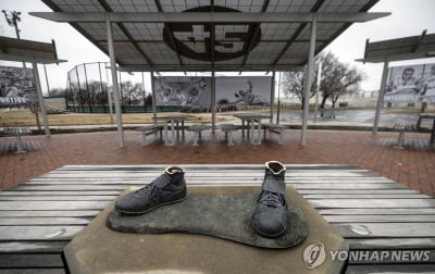 미국 캔자스주에서 'MLB 첫 흑인 선수' 재키 로빈슨 동상 도난