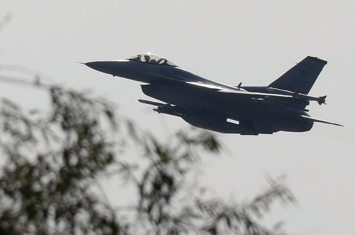 한미 양국 군의 대규모 공중연합훈련인 '비질런트 스톰'(Vigilant Storm)이 시작된 지난해 10월 31일 경기 평택시 주한미군 오산공군기지에서 F-16 전투기가 이륙하고 있다. /사진=뉴스1