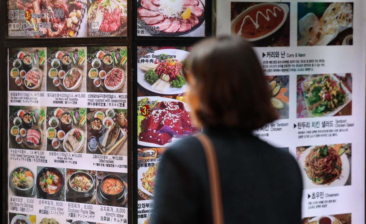서울 중구 명동 거리 음식점 메뉴판의 모습. 기사에 언급된 식당과 무관함. /사진=뉴스1