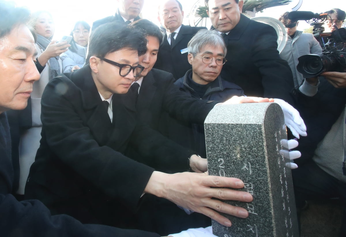 한동훈 국민의힘 비상대책위원장이 4일 오전 광주 북구 국립5·18민주묘지에서 헌화 분향한 후 무명열사묘를 찾아 참배하고 있다.  사진=뉴스1