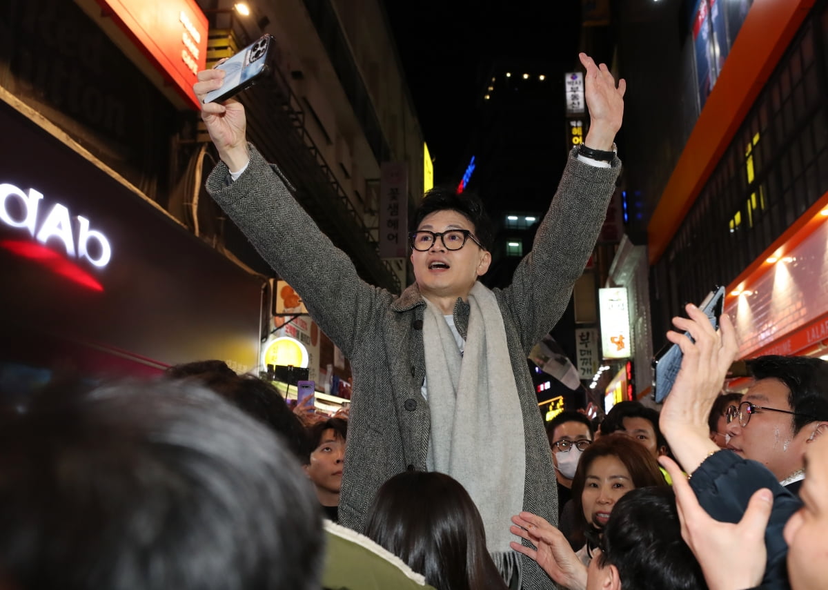  한동훈 국민의힘 비상대책위원장이 10일 오후 부산 중구 남포동 비프(BIFF) 광장을 찾아 지지자들에게 인사하고 있다. / 사진=뉴스1