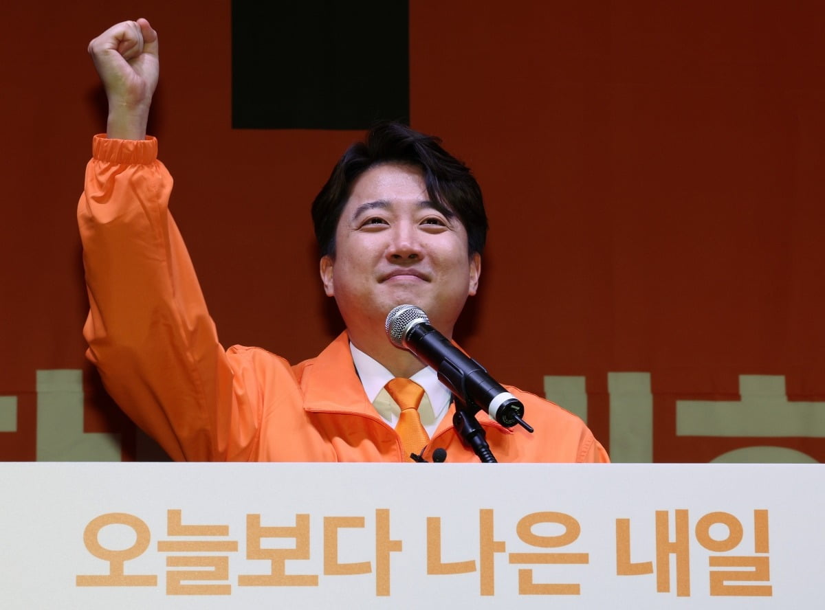 이준석 개혁신당 대표가 20일 오후 서울 여의도 국회의사당 의원회관에서 열린 개혁신당 창당대회에서 당대표 수락연설을 하고 있다./ 사진=뉴스1