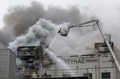 인천 가좌동 산업단지서 화재…소방대원 2명 부상
