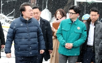 [단독] 열차 함께 탄 尹-한동훈…"서민·재난 지원 과감하게"